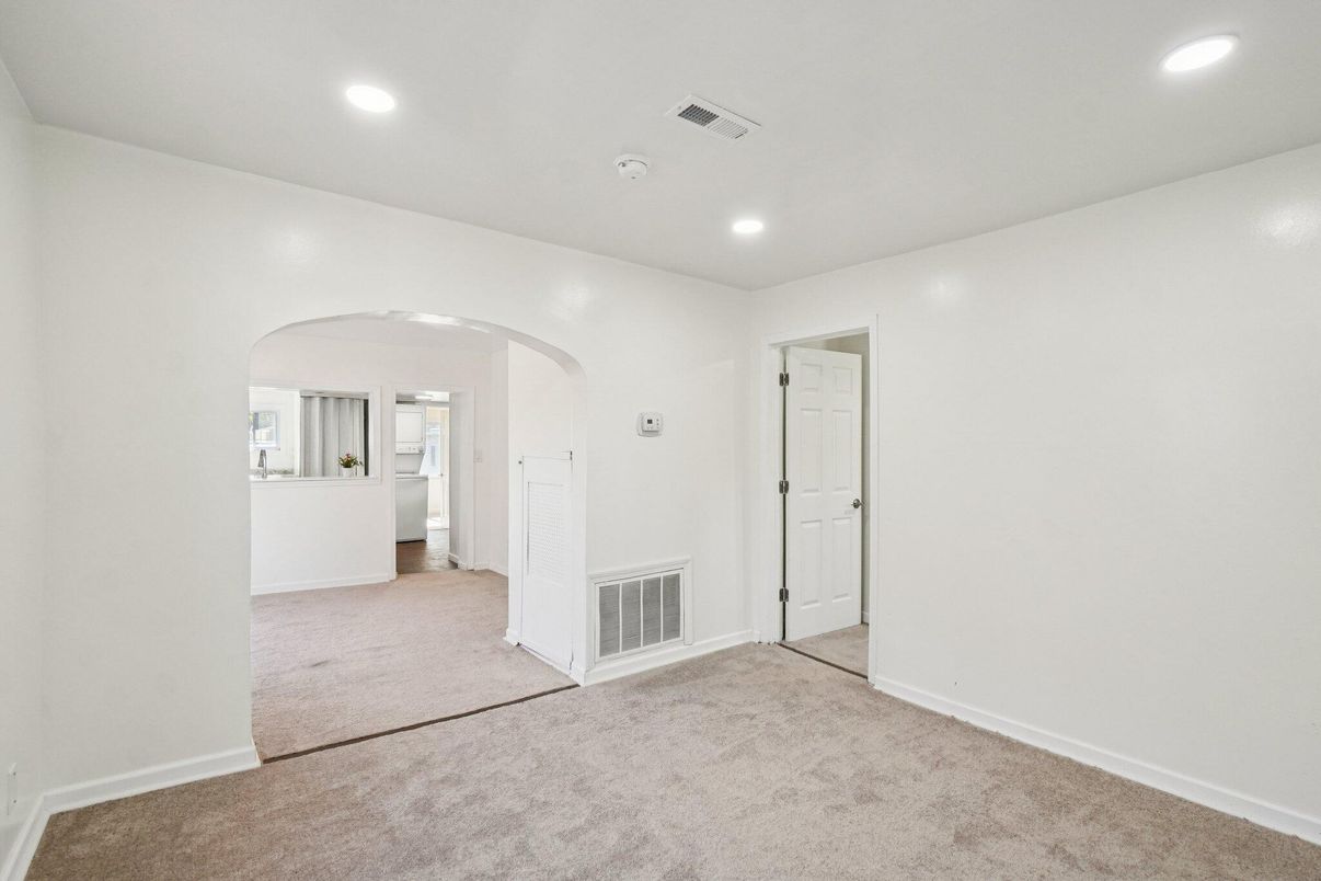 Empty room, Interior, Recessed Lighting
