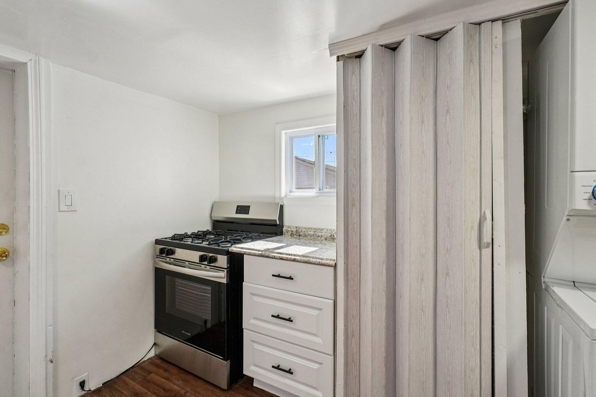 Interior, Kitchen, Washer, Wood Texture Flooring