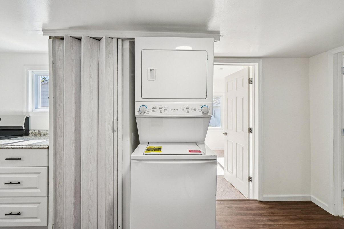 Interior, Utility Closets, Washer, Wood Texture Flooring