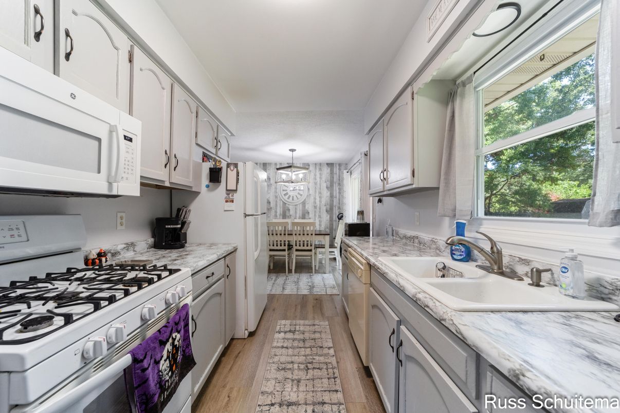 Chandelier, Dining room, Interior, Kitchen, Wood Texture Flooring
