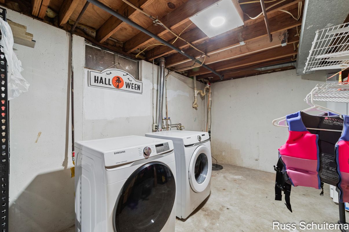 Interior, Washer, Wooden Beams