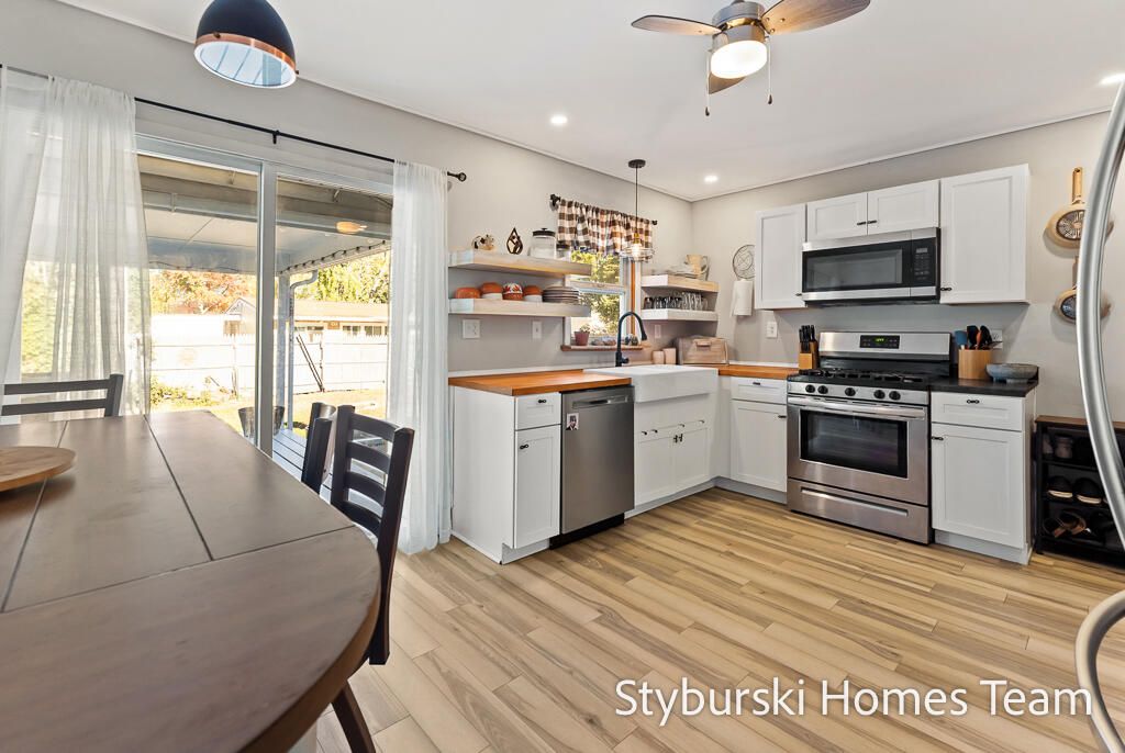 Dining room, Interior, Kitchen, Pendant Lights, Recessed Lighting, Stainless Steel Appliances, Wood Texture Flooring