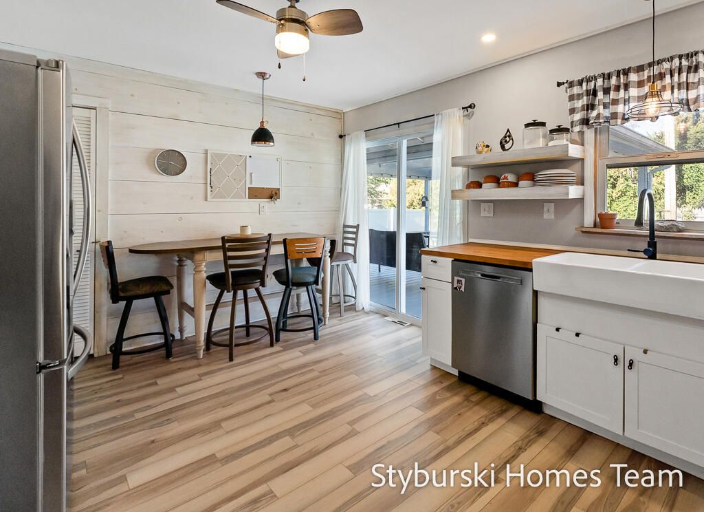 Dining room, Interior, Kitchen, Pendant Lights, Recessed Lighting, Stainless Steel Appliances, Wood Texture Flooring