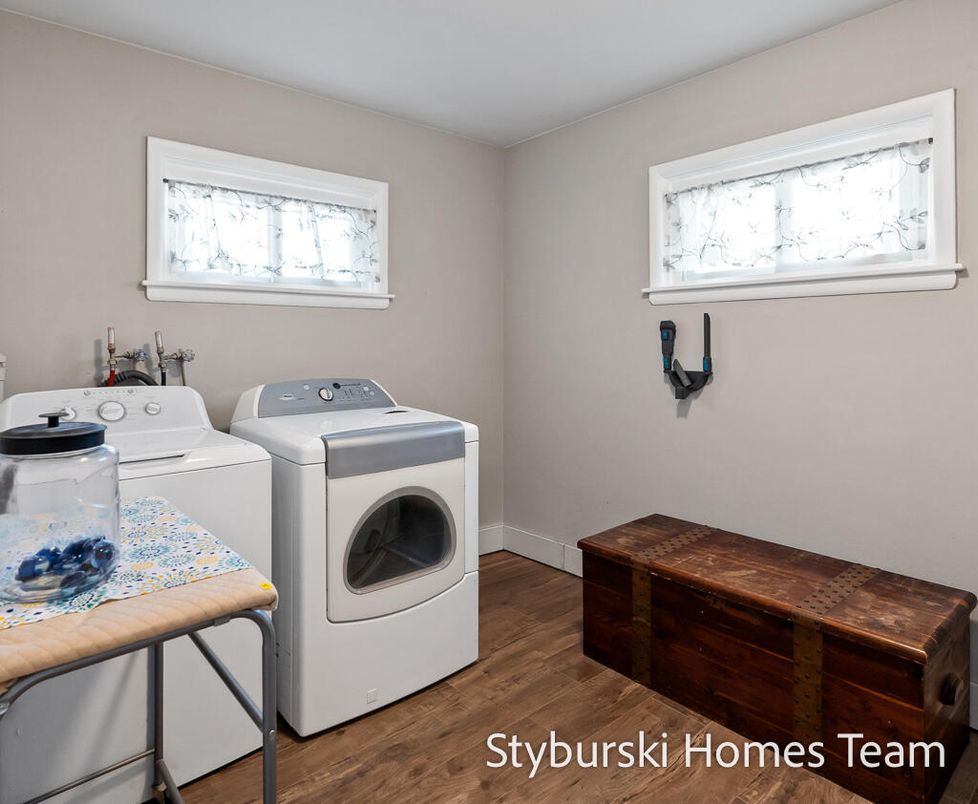 Interior, Washer, Wood Texture Flooring