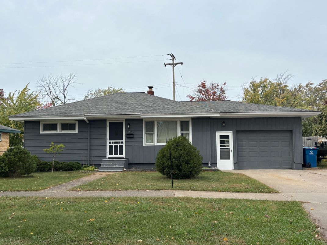 Attached, Exterior, Facade, Ranch