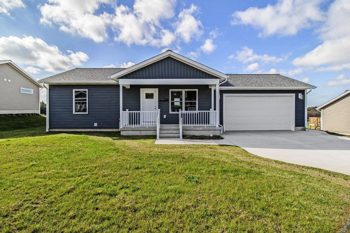 Attached, Exterior, Facade, Ranch