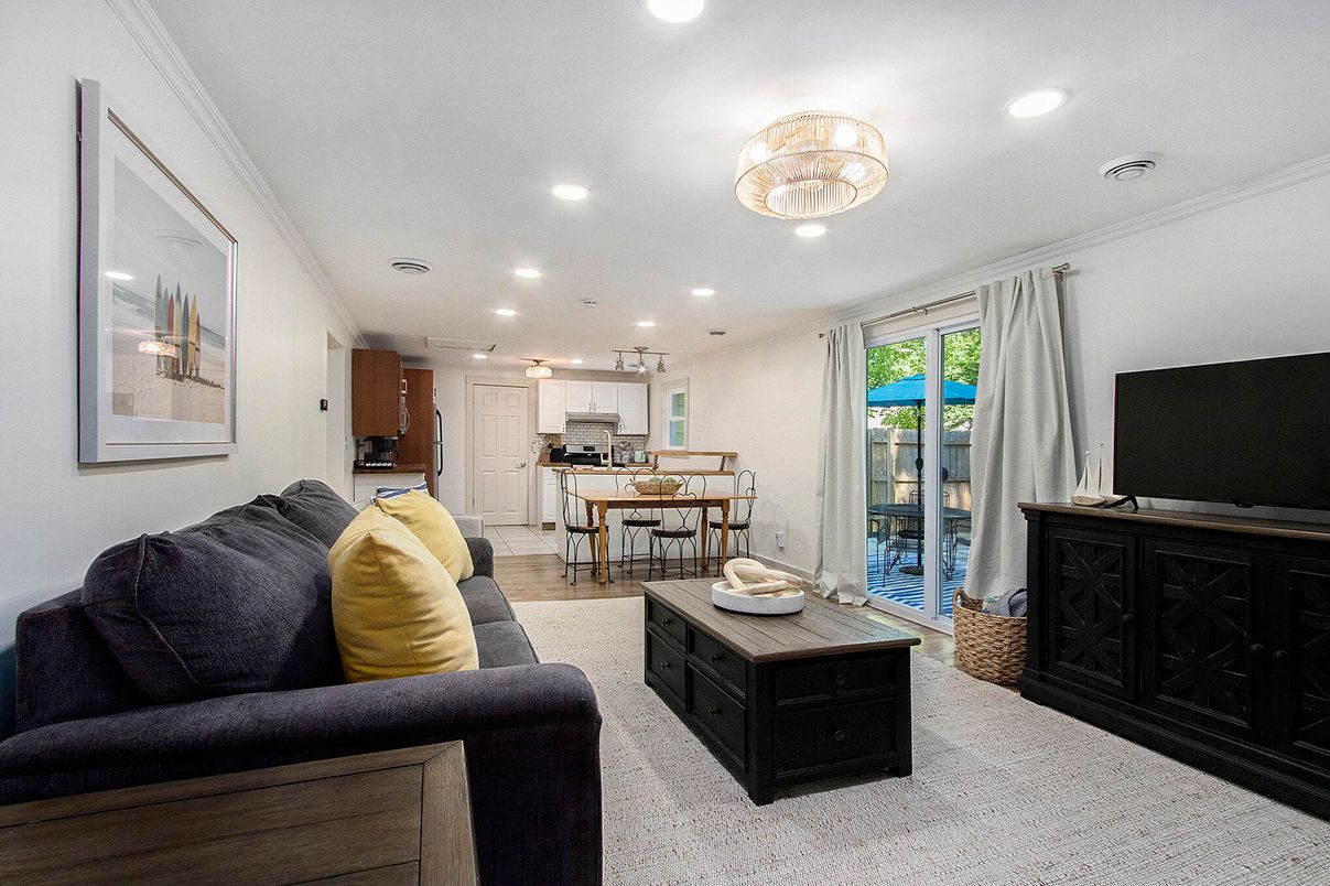 Chandelier, Dining room, Interior, Living room, Recessed Lighting