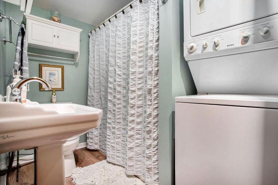 Interior, Utility Closets, Washer, Wood Texture Flooring