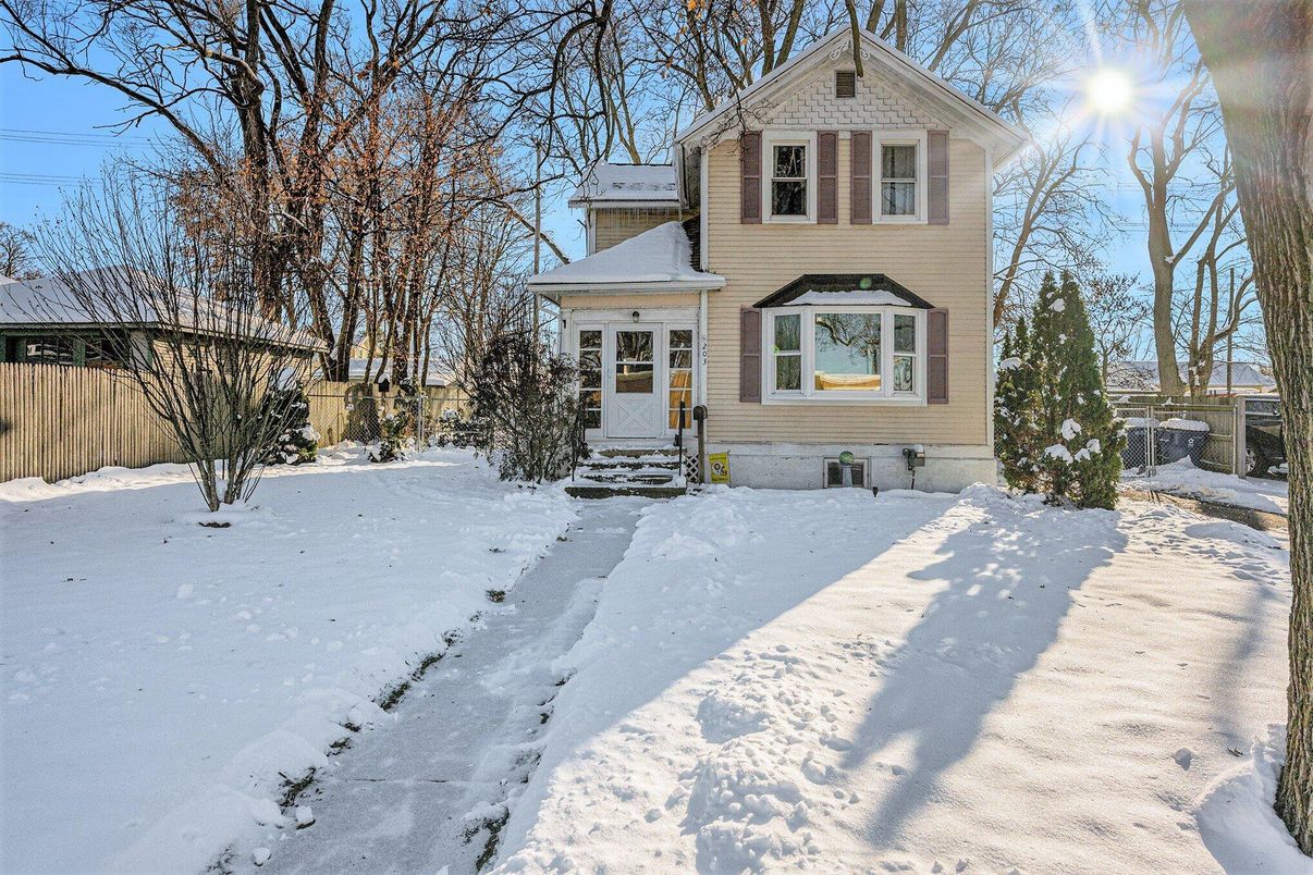Exterior, Facade, Queen Anne Victorian