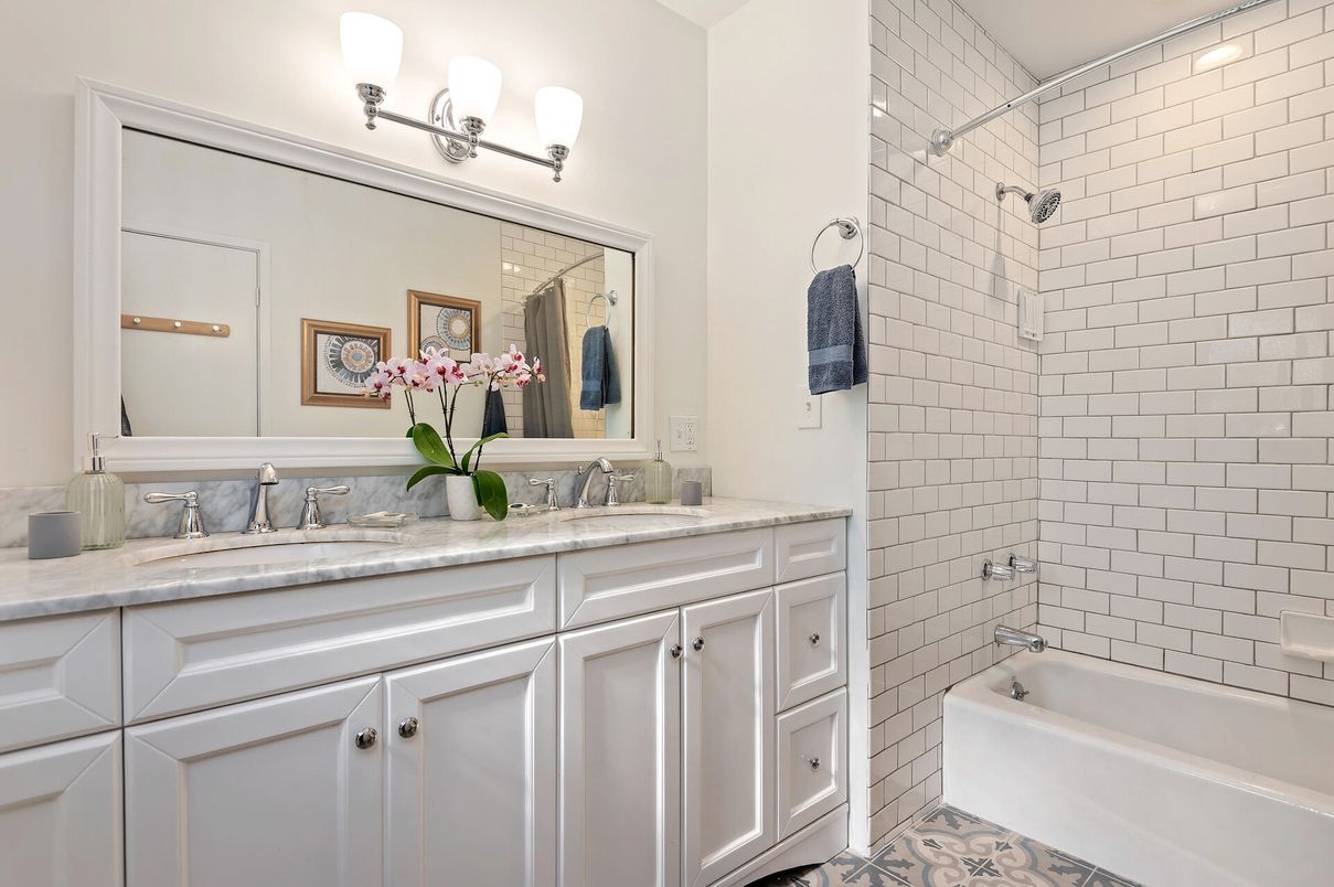 Bathroom, Dual Sink Vanities, Interior