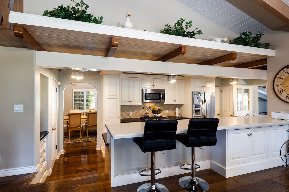 Dining room, Interior, Kitchen, Pendant Lights, Stainless Steel Appliances, Wooden Beams, Wooden Ceilings, Wood Texture Flooring