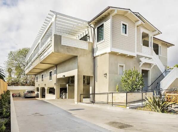 Attached, Exterior, Facade, Modern