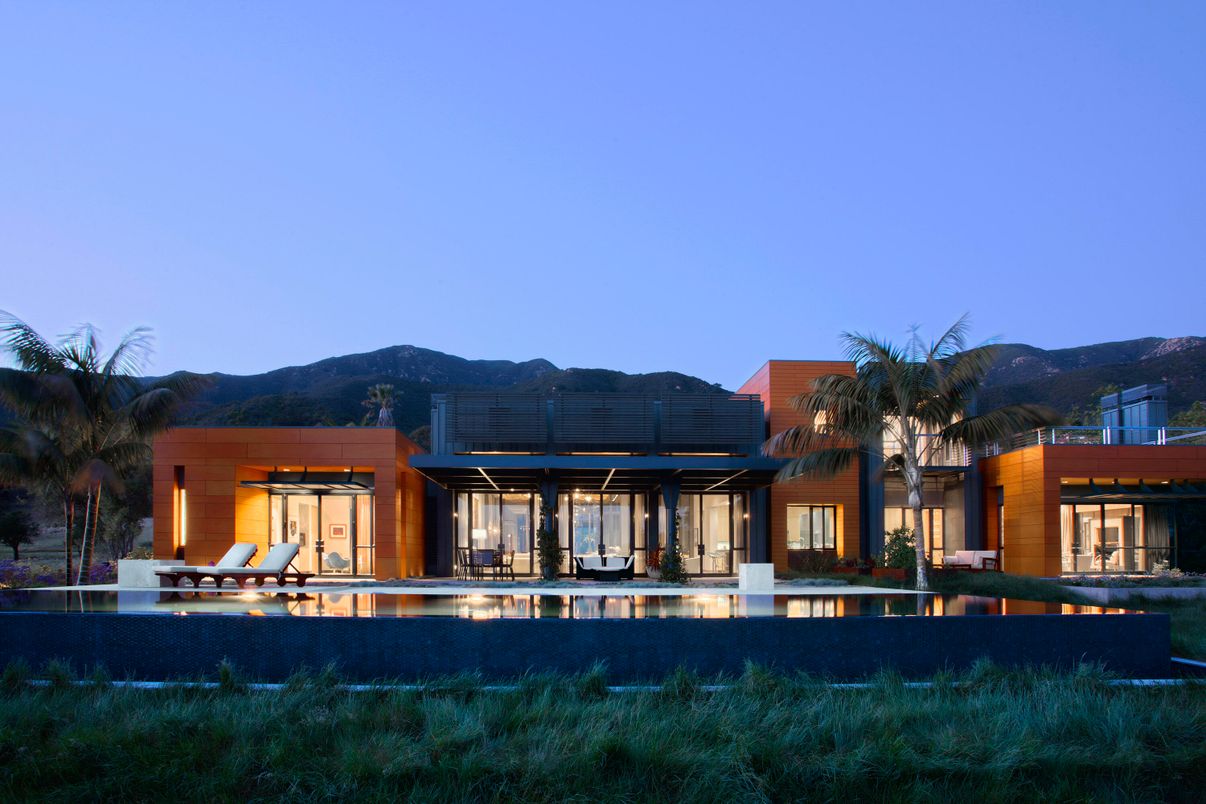 Backyard, Exterior, Facade, Pool, Modern