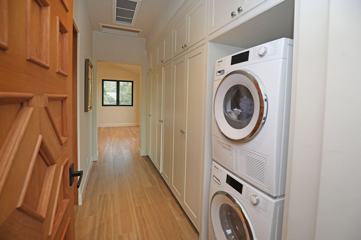 Interior, Utility Closets, Washer, Wood Texture Flooring