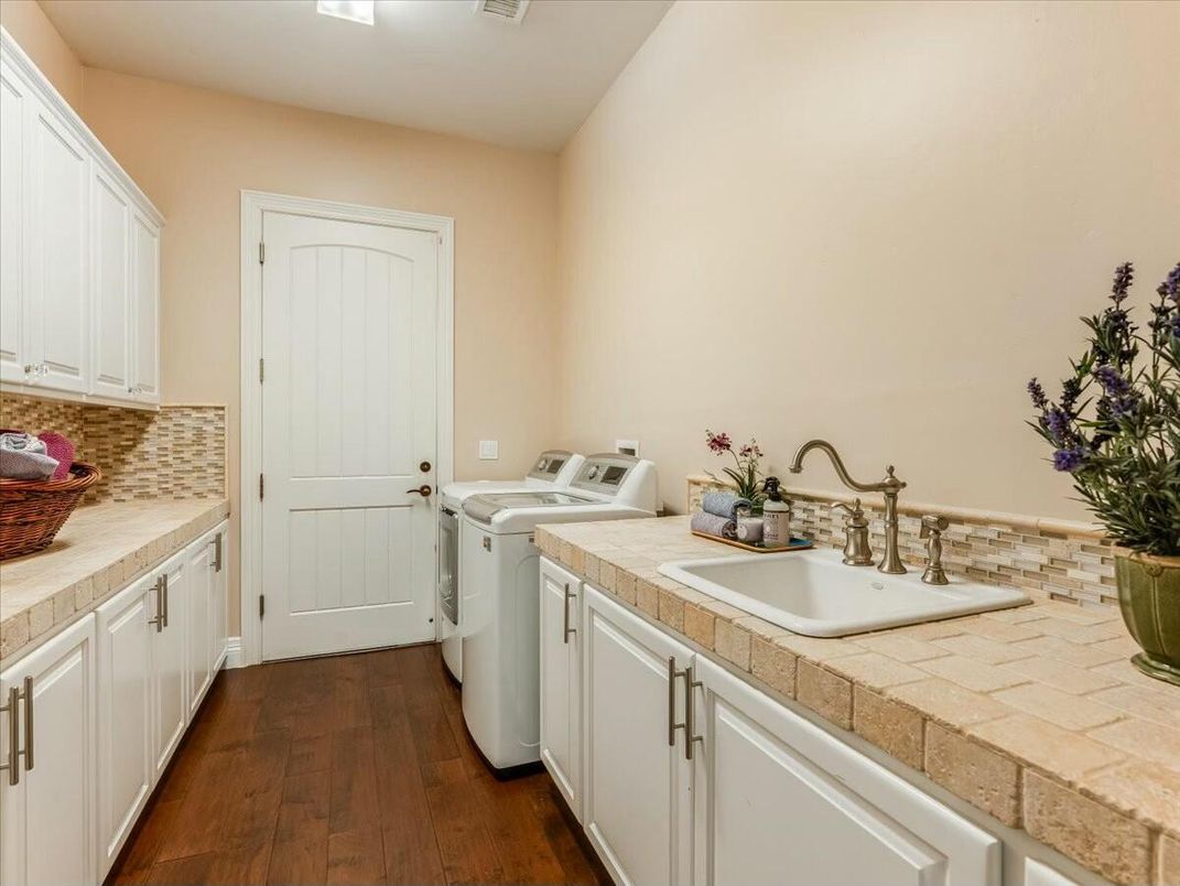Interior, Washer, Wood Texture Flooring