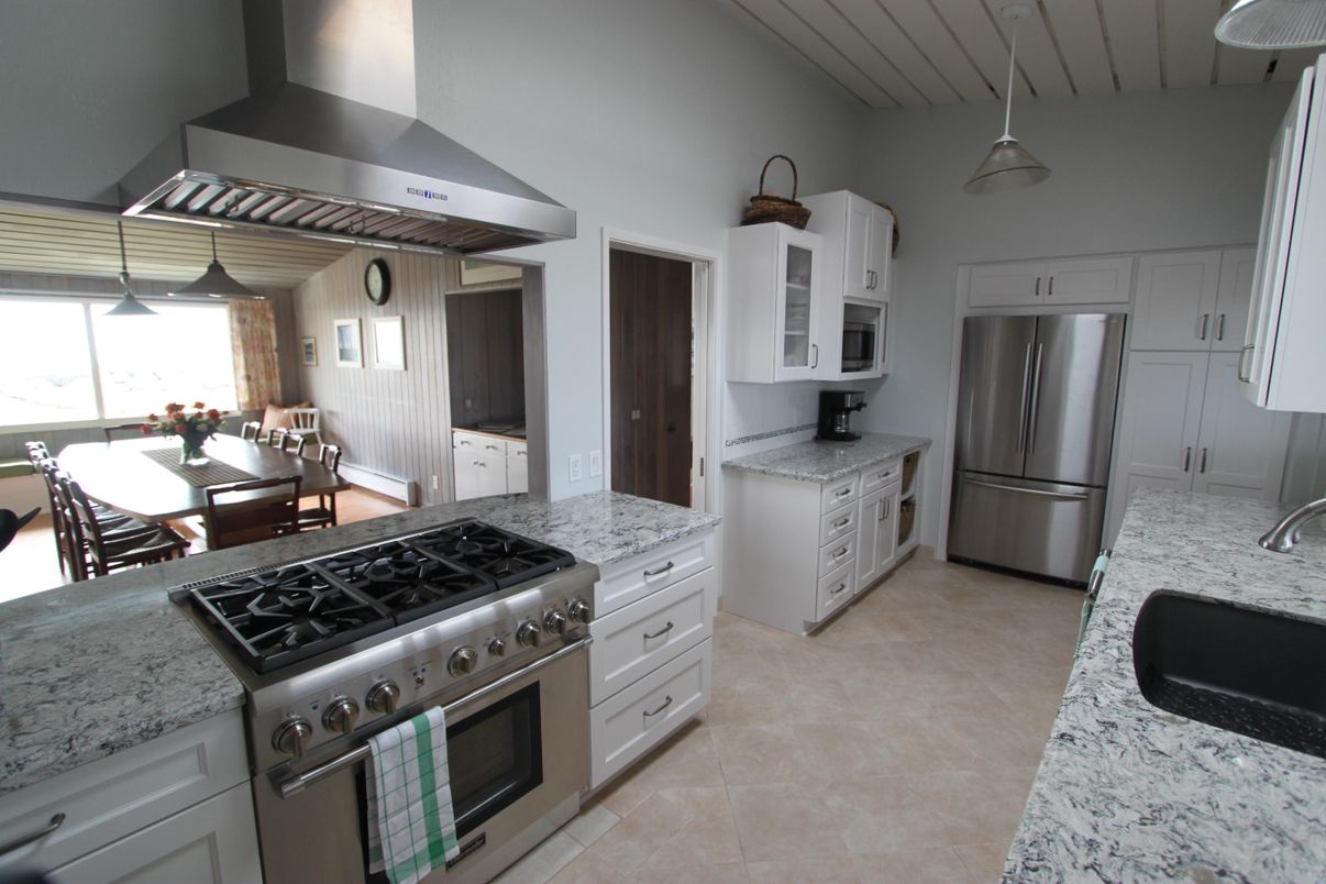 Dining room, Interior, Kitchen, Pendant Lights, Stainless Steel Appliances