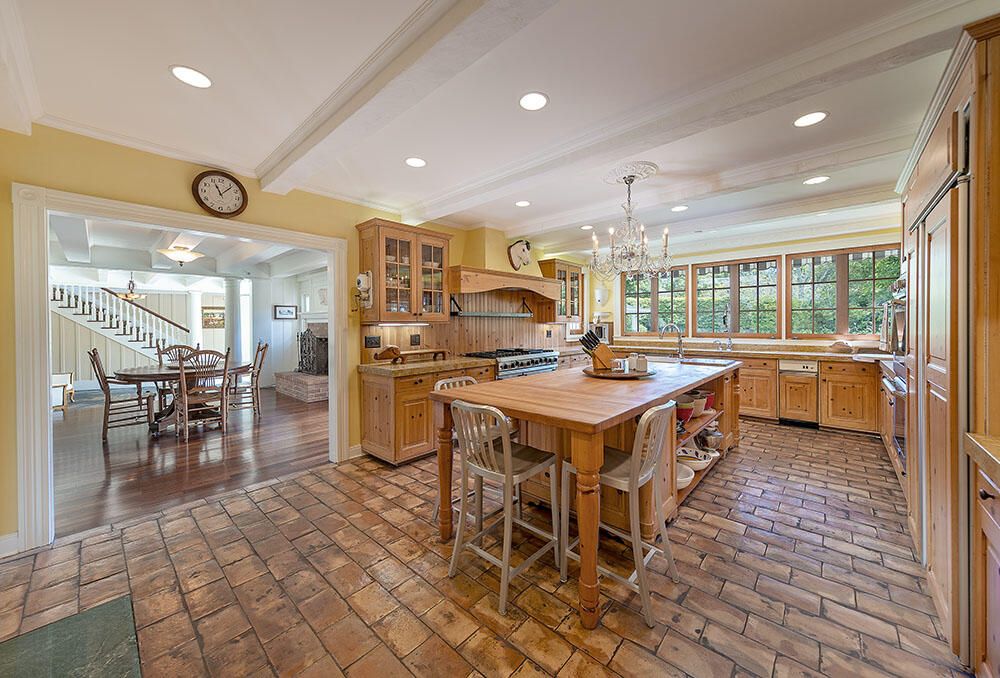 Chandelier, Dining room, Interior, Kitchen, Recessed Lighting, Stainless Steel Appliances, Wood Texture Flooring