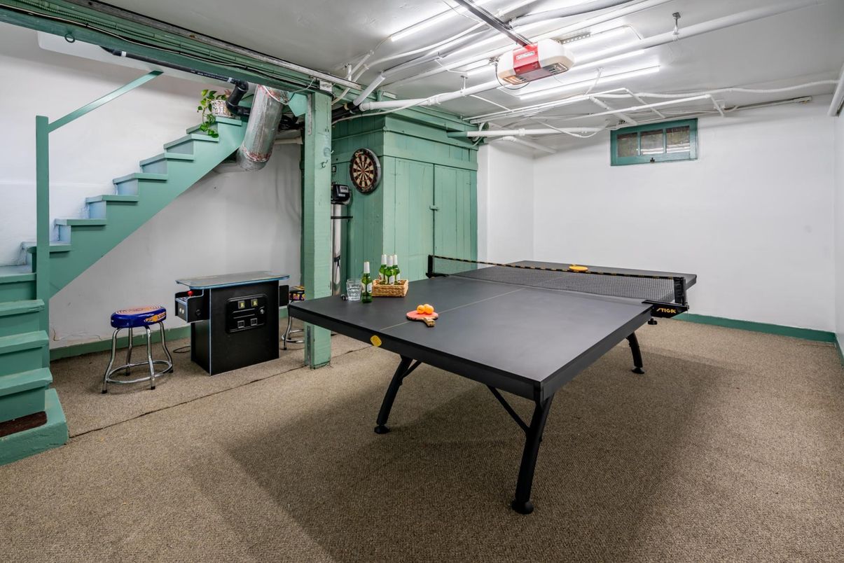Game Room, Interior
