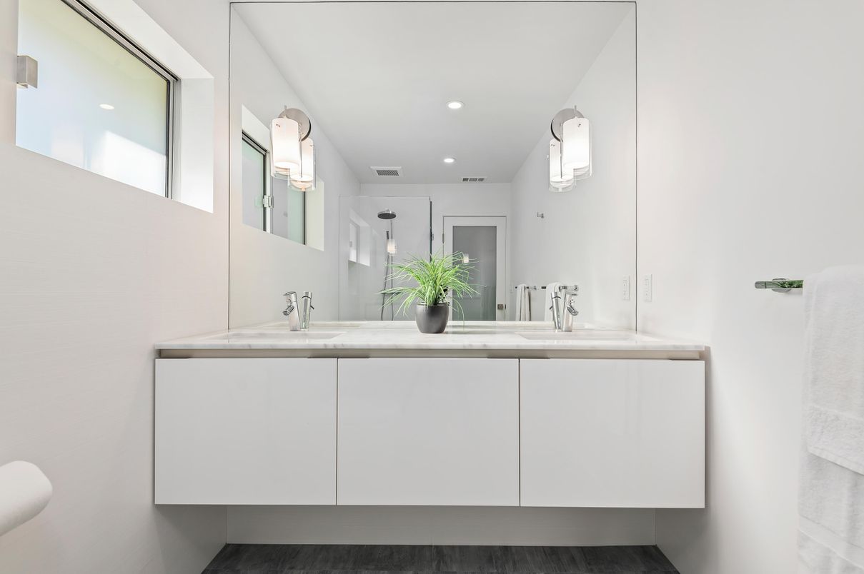 Bathroom, Dual Sink Vanities, Interior, Recessed Lighting