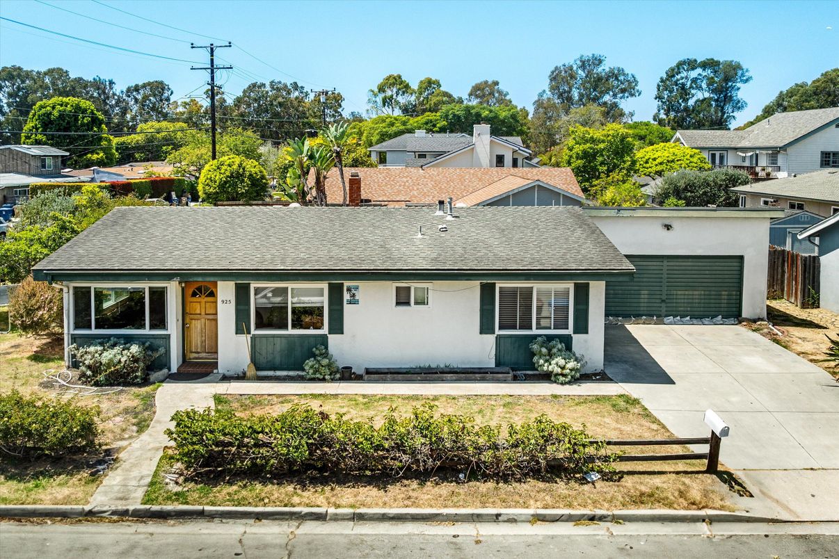 Attached, Exterior, Facade, Ranch