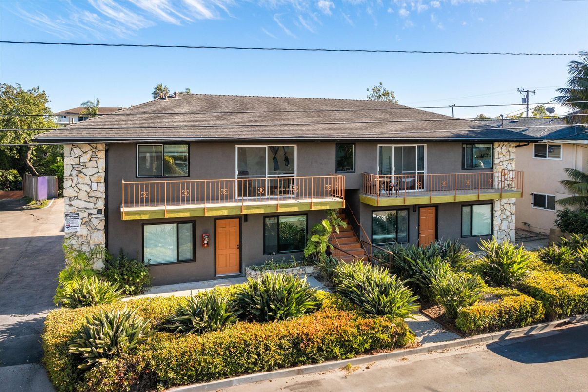 Exterior, Facade, Raised Ranch