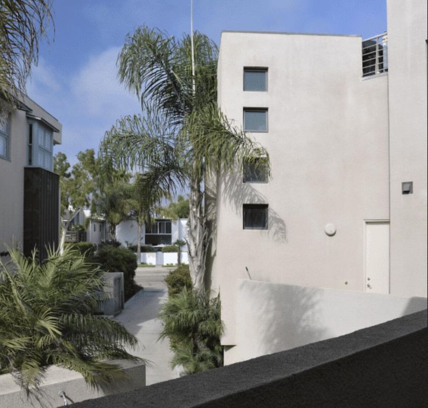 Exterior, Facade, Modern