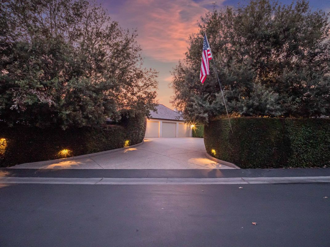 Attached, Exterior, Facade, None