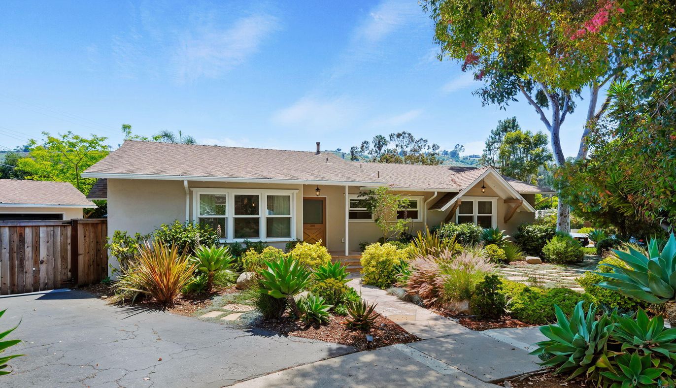 Exterior, Facade, Ranch