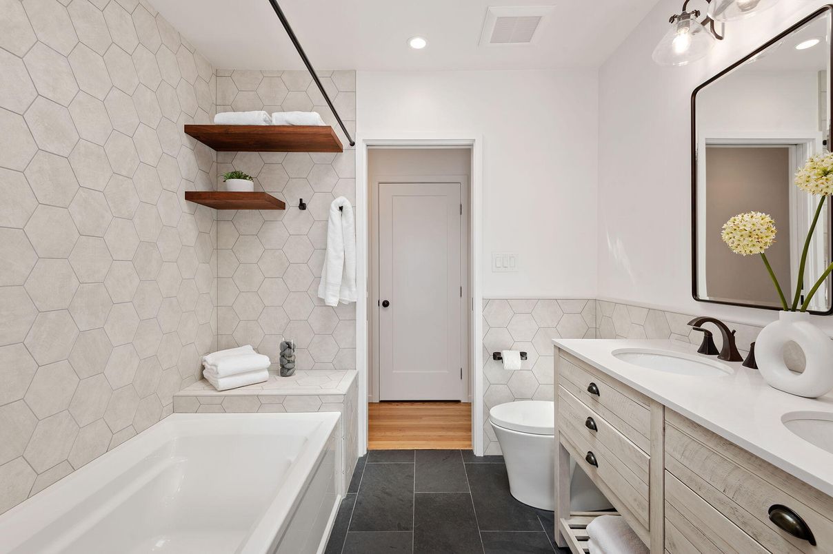 Bathroom, Dual Sink Vanities, Interior, Recessed Lighting