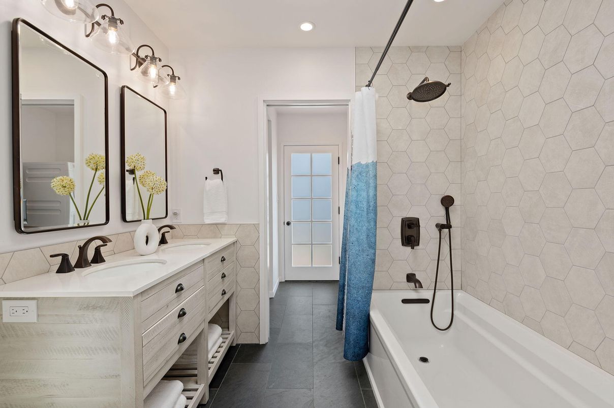 Bathroom, Dual Sink Vanities, Interior, Recessed Lighting