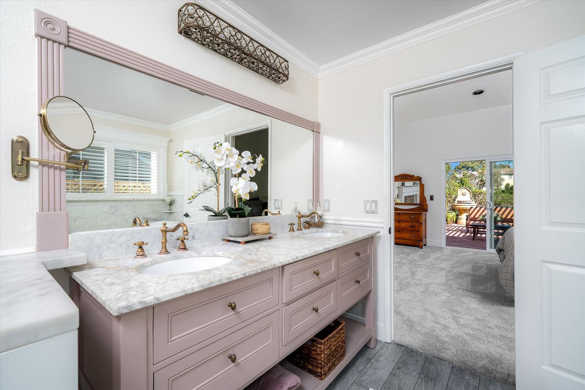 Bathroom, Dual Sink Vanities, Interior