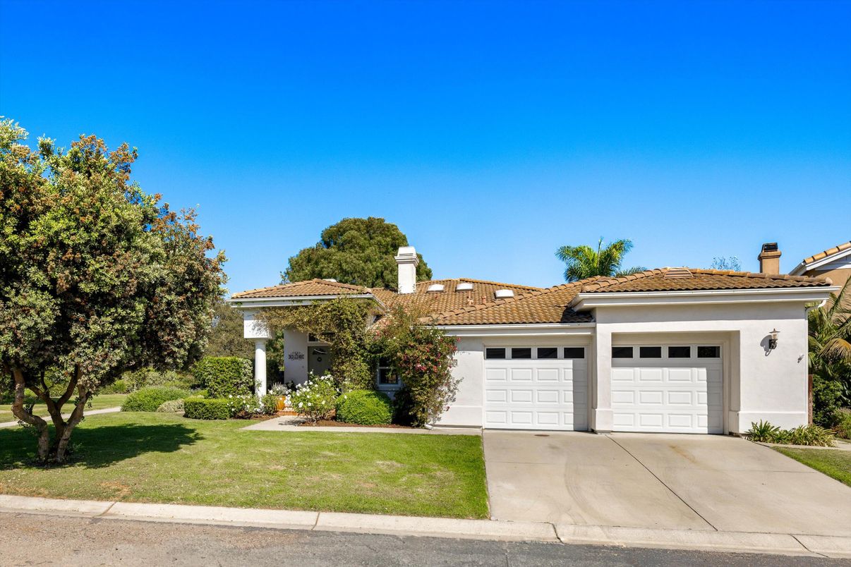 Attached, Exterior, Facade, Mediterranean