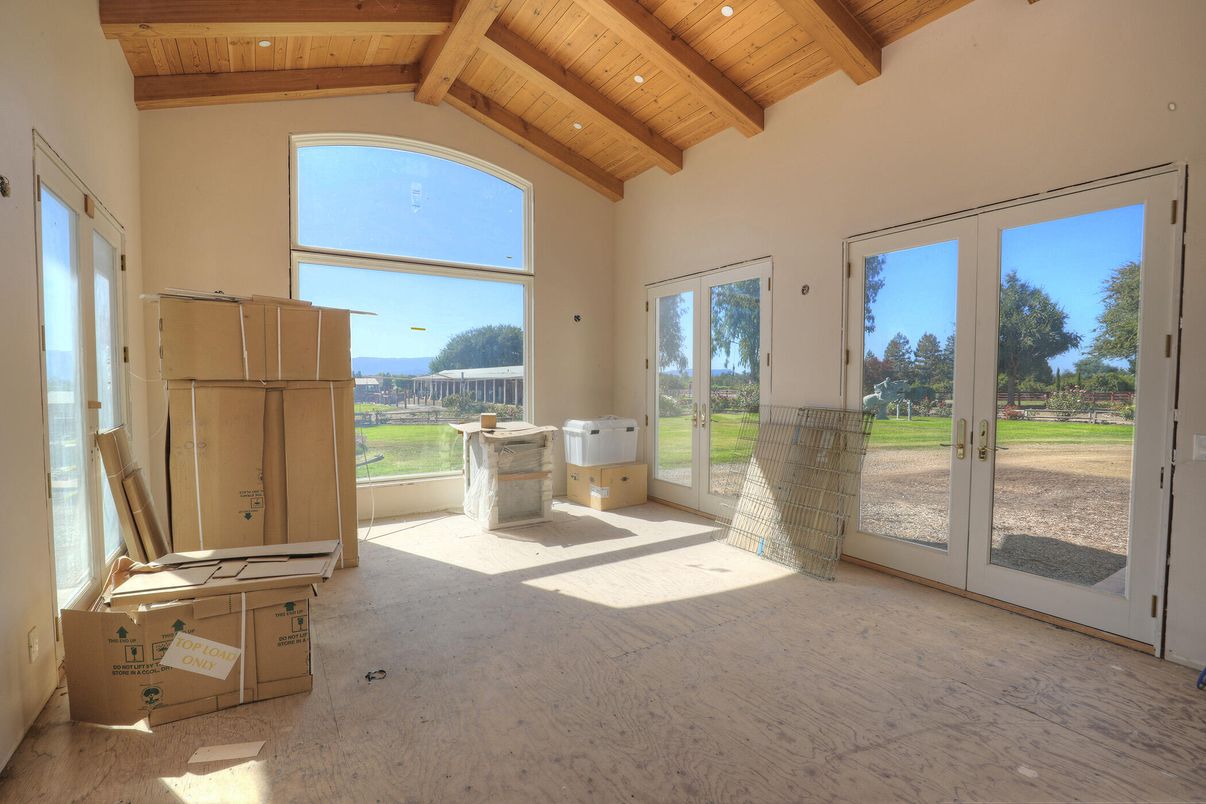 Empty room, Interior, Wooden Beams, Wooden Ceilings