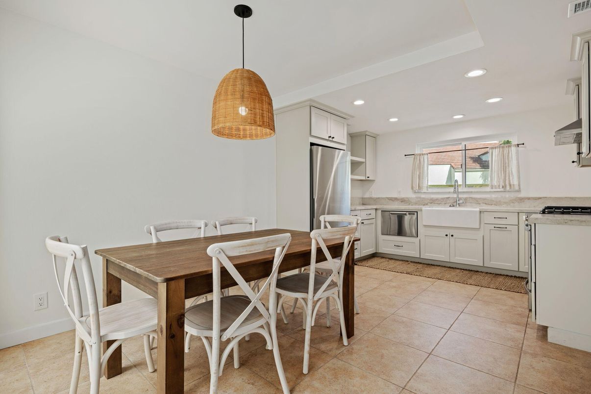 Dining room, Interior, Kitchen, Pendant Lights, Recessed Lighting, Stainless Steel Appliances
