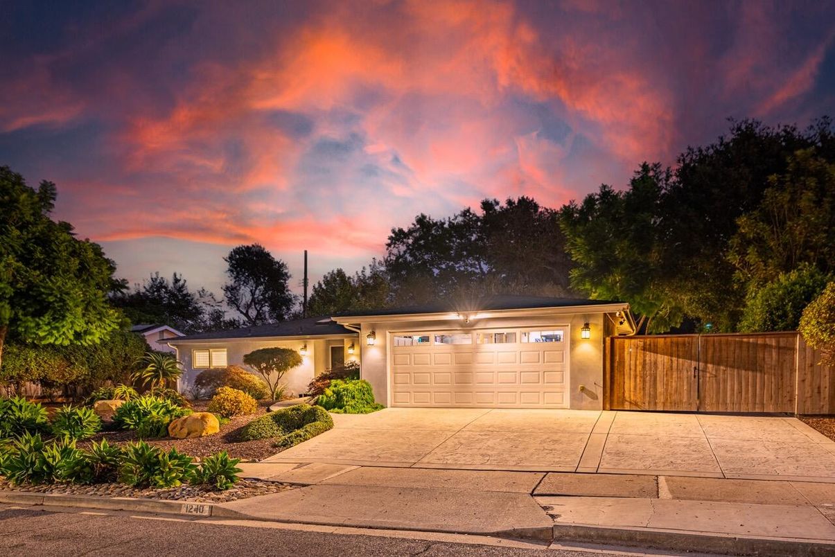 Attached, Exterior, Facade, Ranch