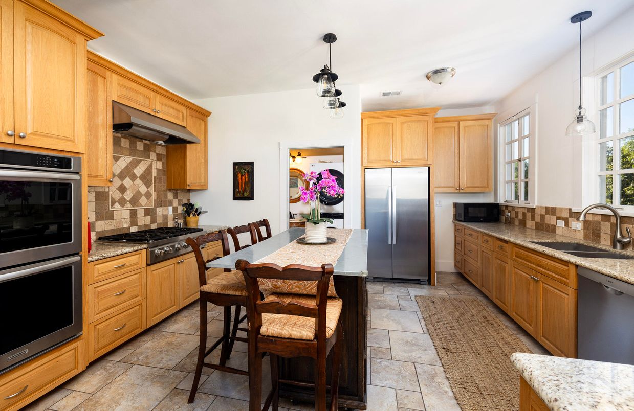 Dining room, Interior, Kitchen, Pendant Lights, Stainless Steel Appliances