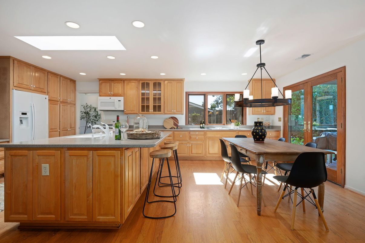 Dining room, Interior, Kitchen, Pendant Lights, Recessed Lighting, Wood Texture Flooring