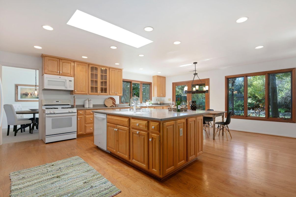 Dining room, Interior, Kitchen, Pendant Lights, Recessed Lighting, Wood Texture Flooring