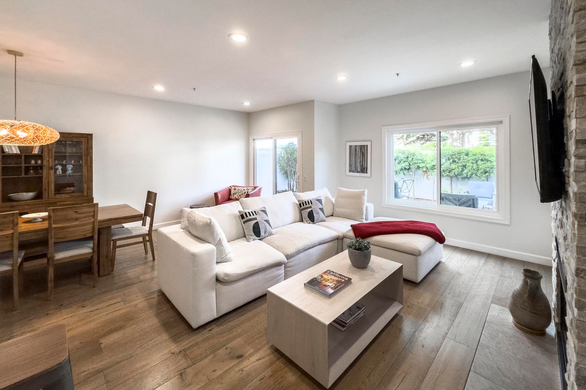 Dining room, Interior, Living room, Pendant Lights, Recessed Lighting, Wood Texture Flooring