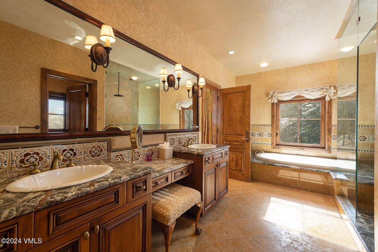 Bathroom, Dual Sink Vanities, Interior, Recessed Lighting