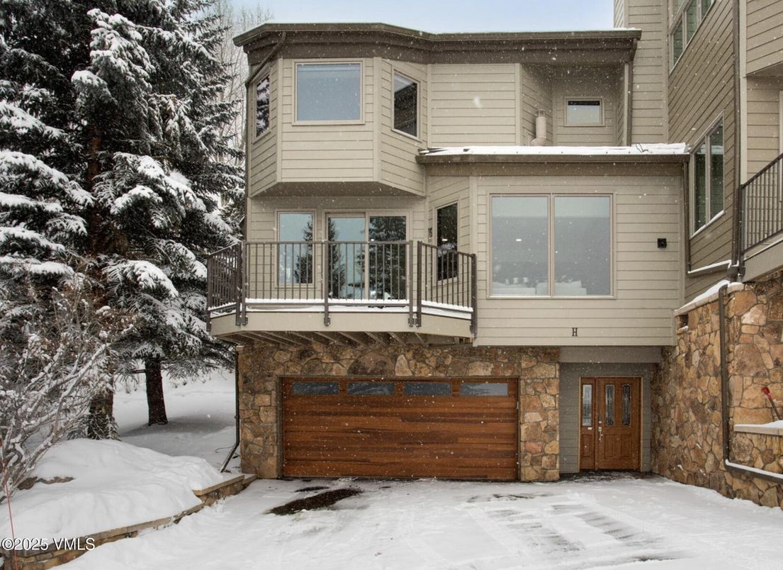 Attached, Exterior, Facade, Rowhouse