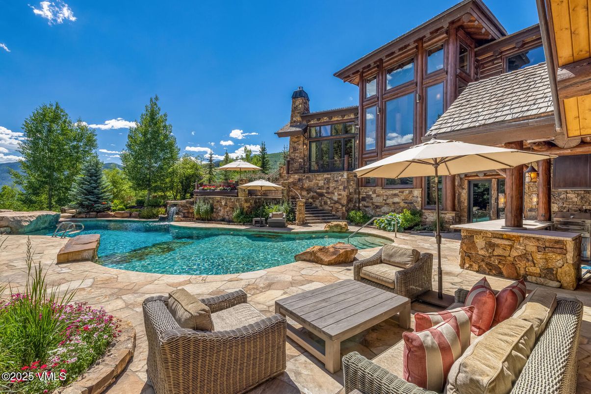 Exterior, Outdoor Kitchen, Pool