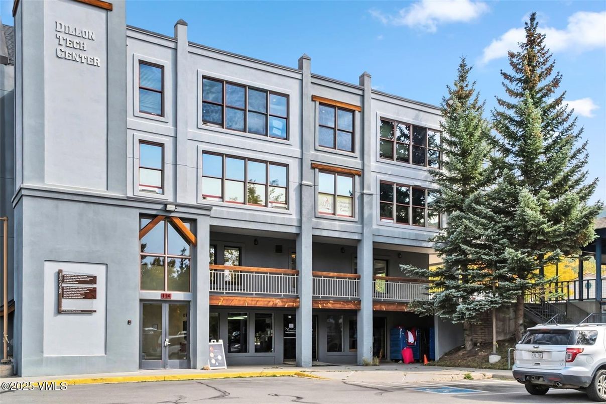 Exterior, Facade, Rowhouse