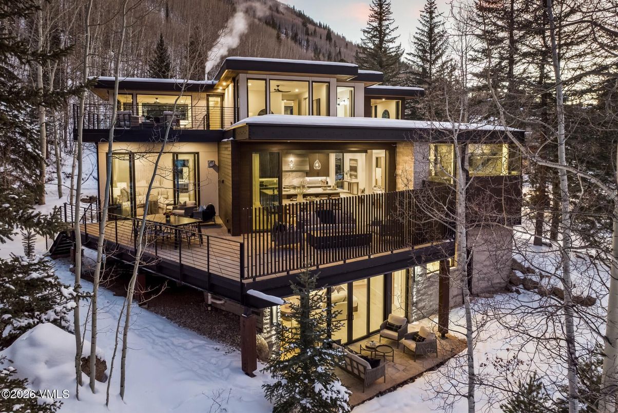 Exterior, Facade, Modern