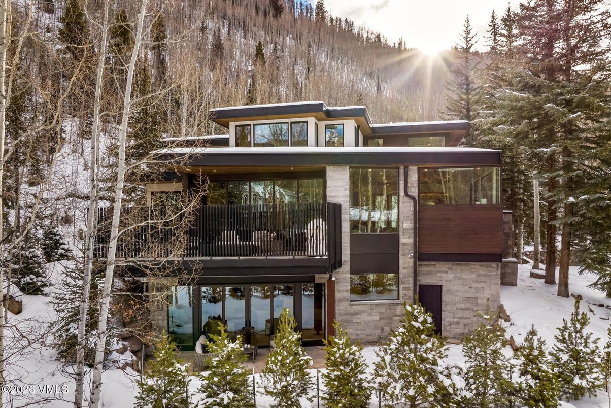 Exterior, Facade, Modern