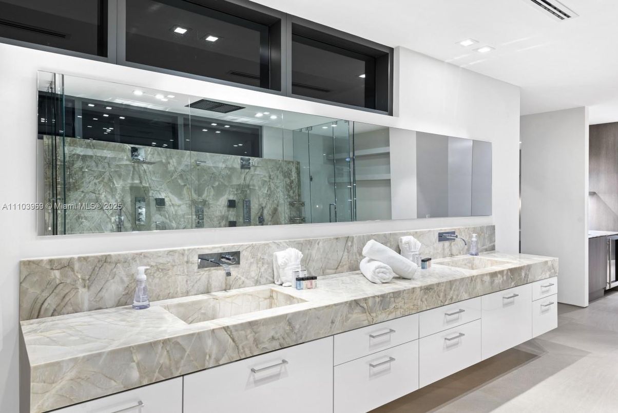 Bathroom, Dual Sink Vanities, Interior, Recessed Lighting