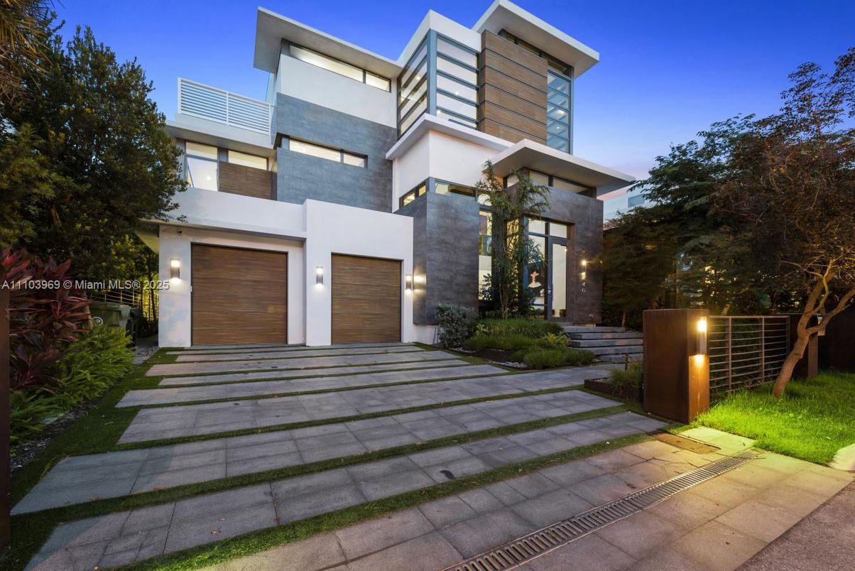 Attached, Exterior, Facade, Modern