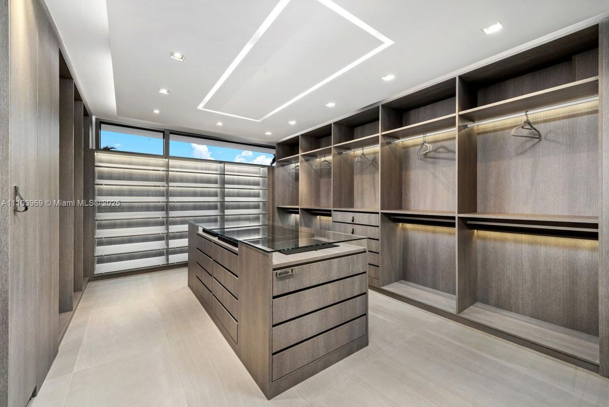 Interior, Kitchen, Recessed Lighting, Walk-in Closets