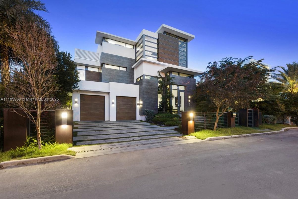 Attached, Exterior, Facade, Modern