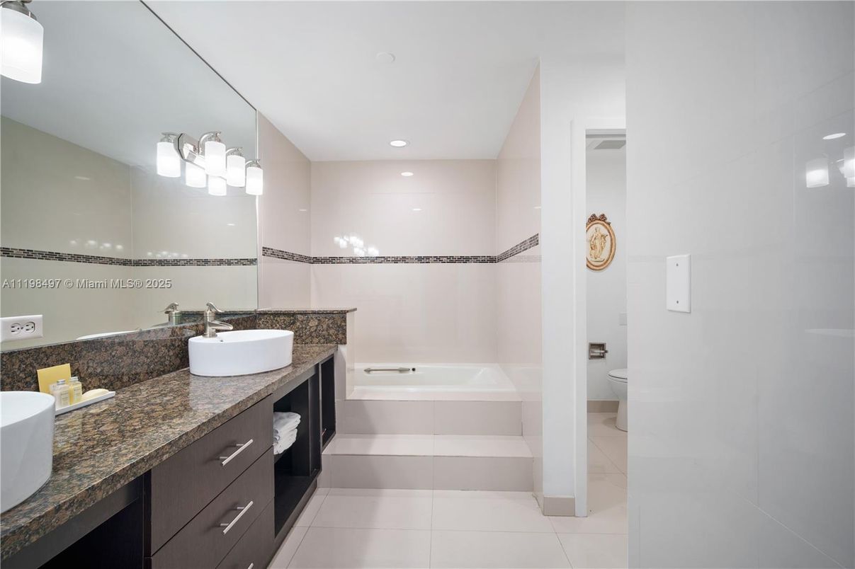Bathroom, Dual Sink Vanities, Interior, Recessed Lighting